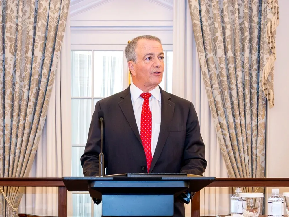 Ambasadorul SUA la București discutând despre programul Visa Waiver pentru România.