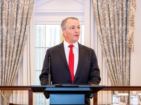 Ambasadorul SUA la București discutând despre programul Visa Waiver pentru România.