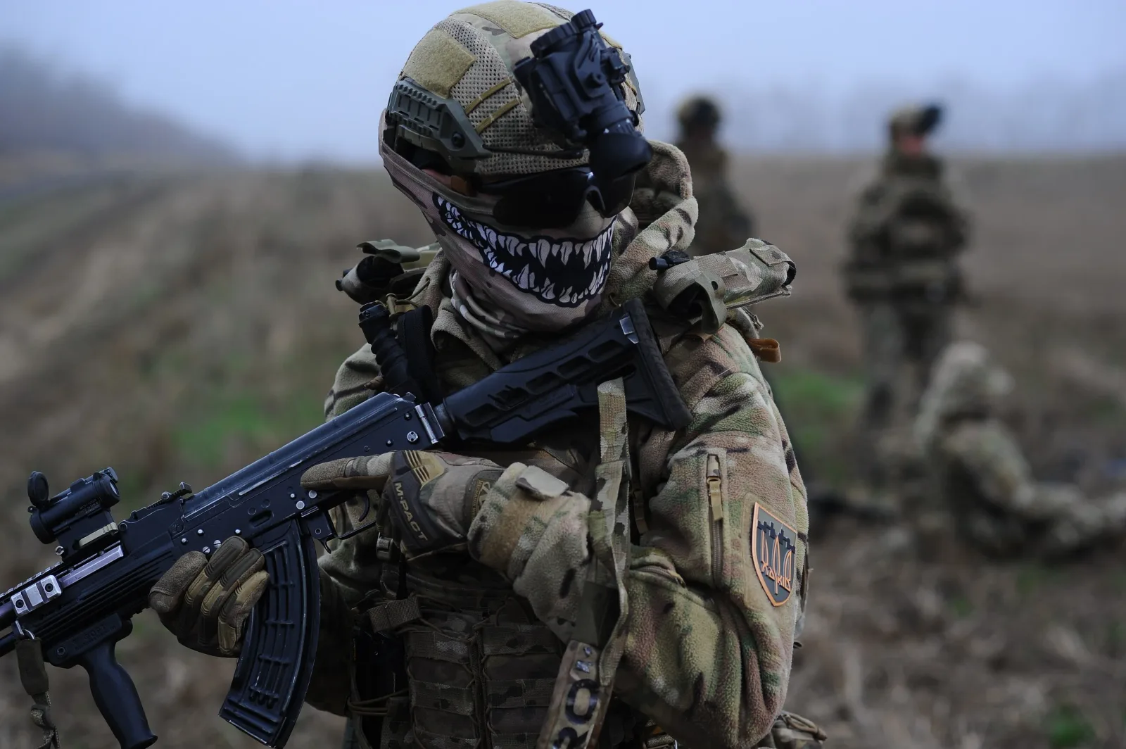 Soldat echipat cu armament, pregătit pentru acțiune pe câmpul de luptă.
