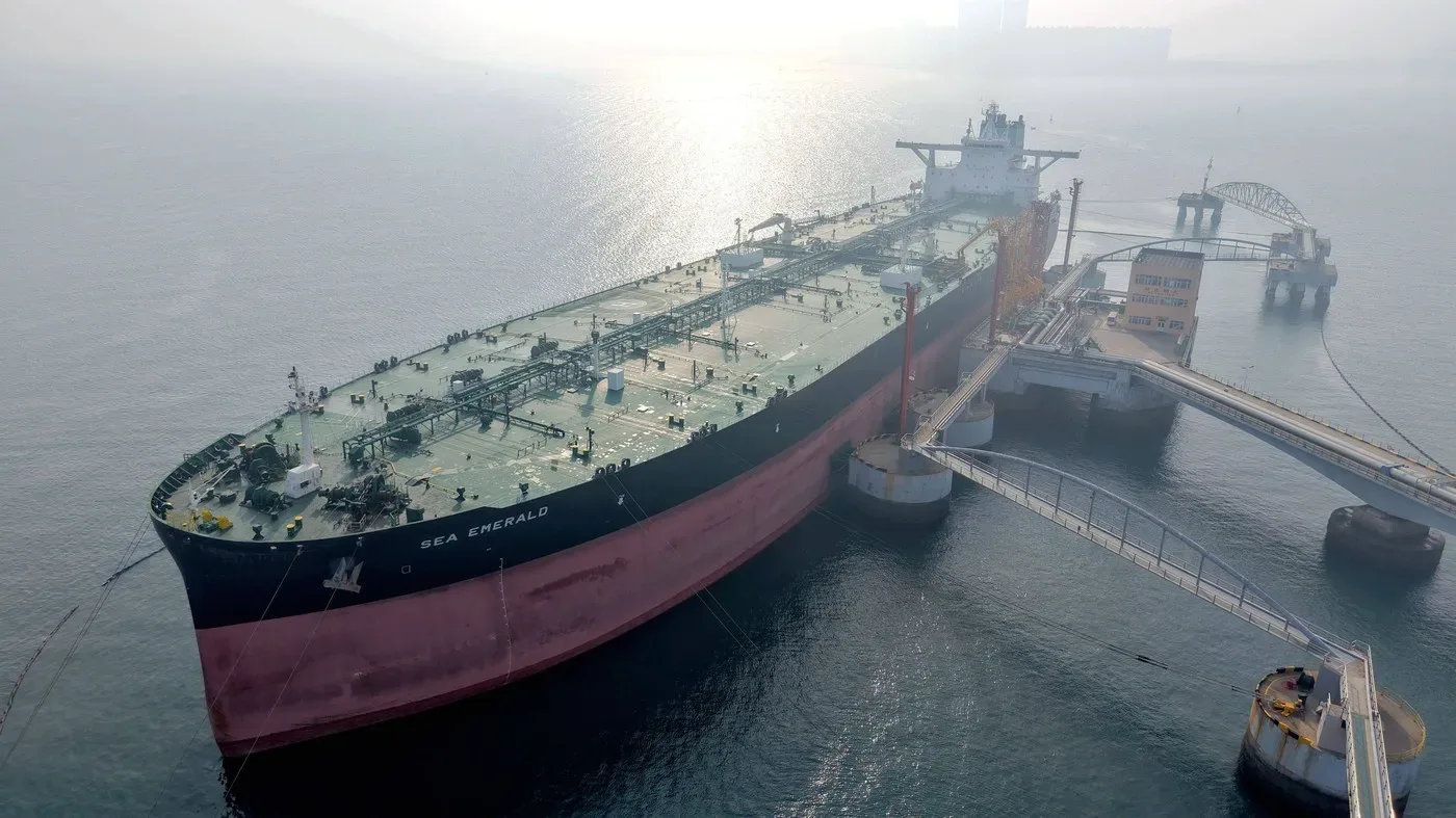 Vapor de marfă ancorat în port, pe fundal de apă calmă.