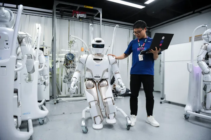 Un robot interactiv prezentat la un eveniment tehnologic din China.