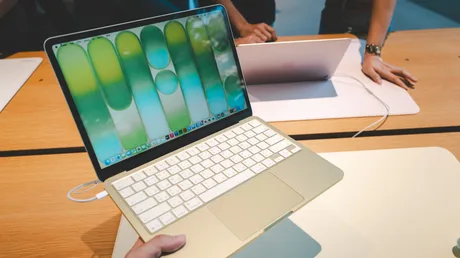 Laptop elegant cu design modern, expus pe o masă de lucru.