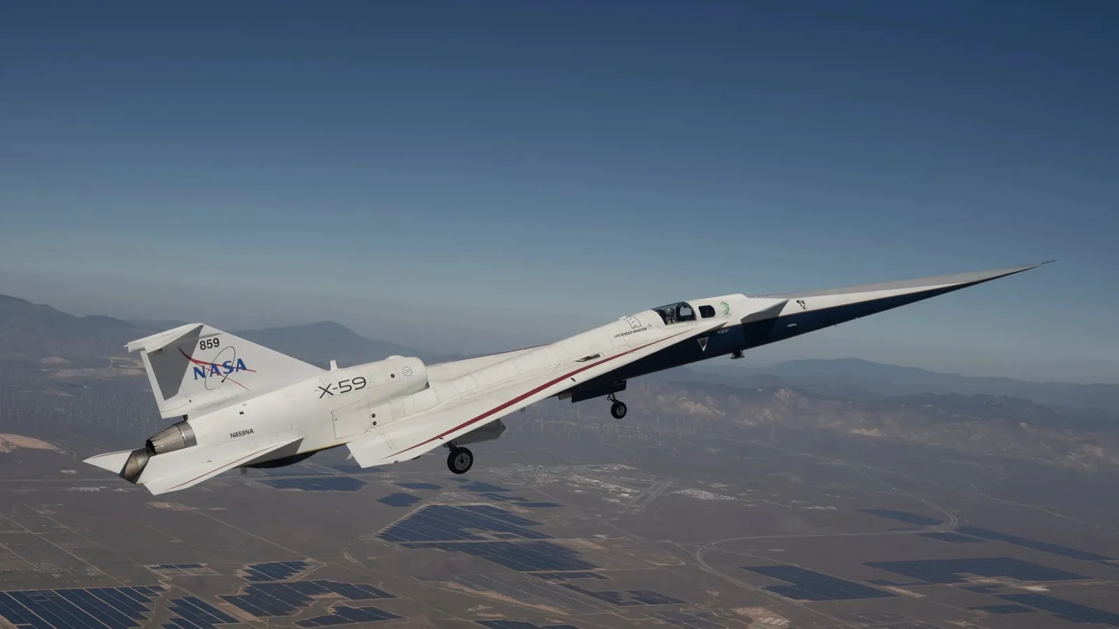 Avionul X-59 în timpul unui zbor de testare supersonică.