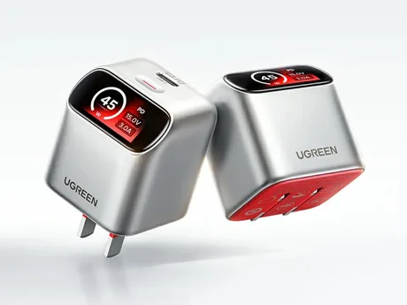 Încărcător compact Ugreen de 45W cu ecran înclinat, ideal pentru dispozitive Apple.