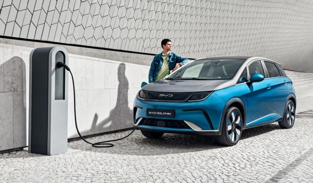 Un vehicul electric BYD încărcându-se rapid la o stație modernă.