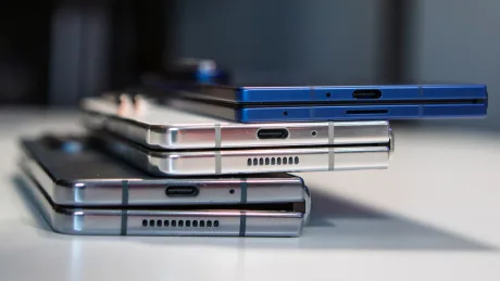 Trei telefoane pliabile Samsung așezate unul peste altul, evidențiind designul modern.