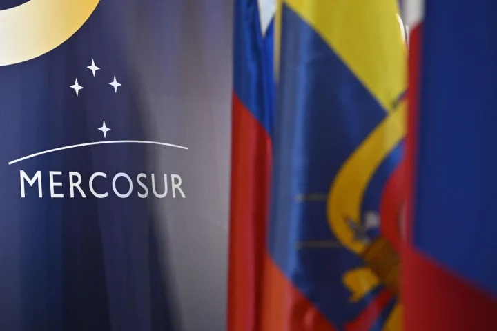 Logo-ul Mercosur și steagurile țărilor membre în fundal.