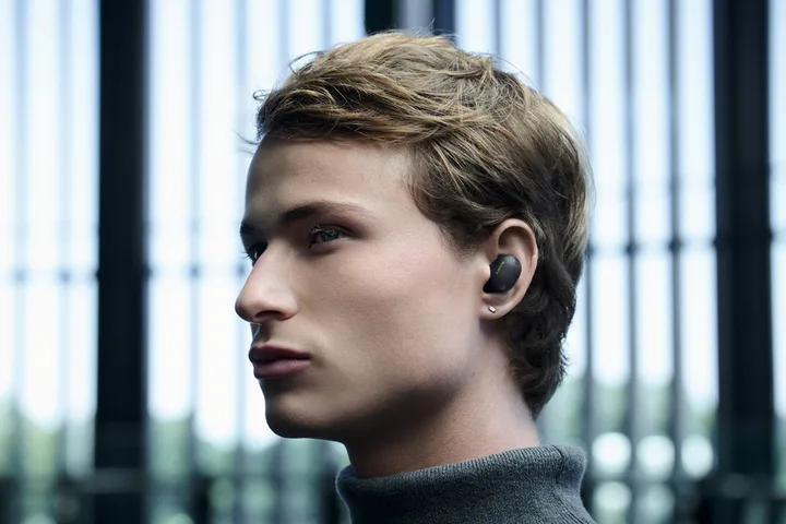 Căști wireless Sony WF-1000XM6 purtate de o persoană în mediu urban