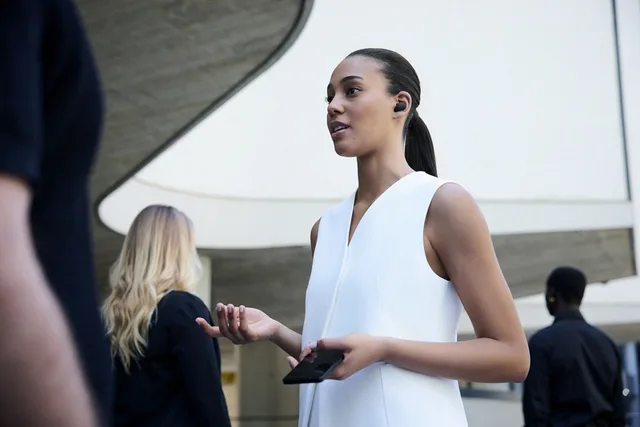 Persoană purtând căști Sony în mediul urban.