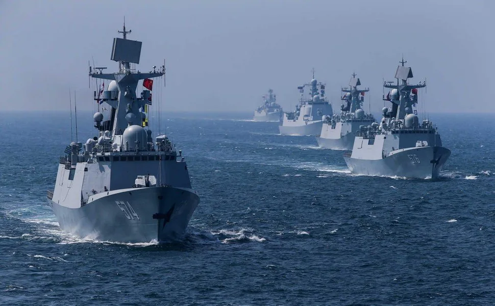 Nave militare chineze navigând în apropierea Taiwanului, amplificând tensiunile regionale.