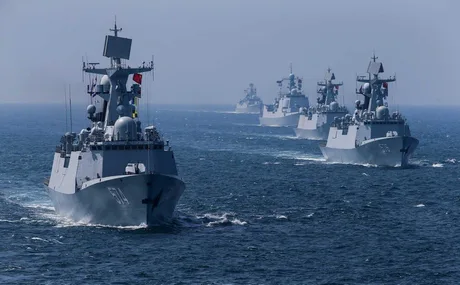 Nave militare chineze navigând în apropierea Taiwanului, amplificând tensiunile regionale.