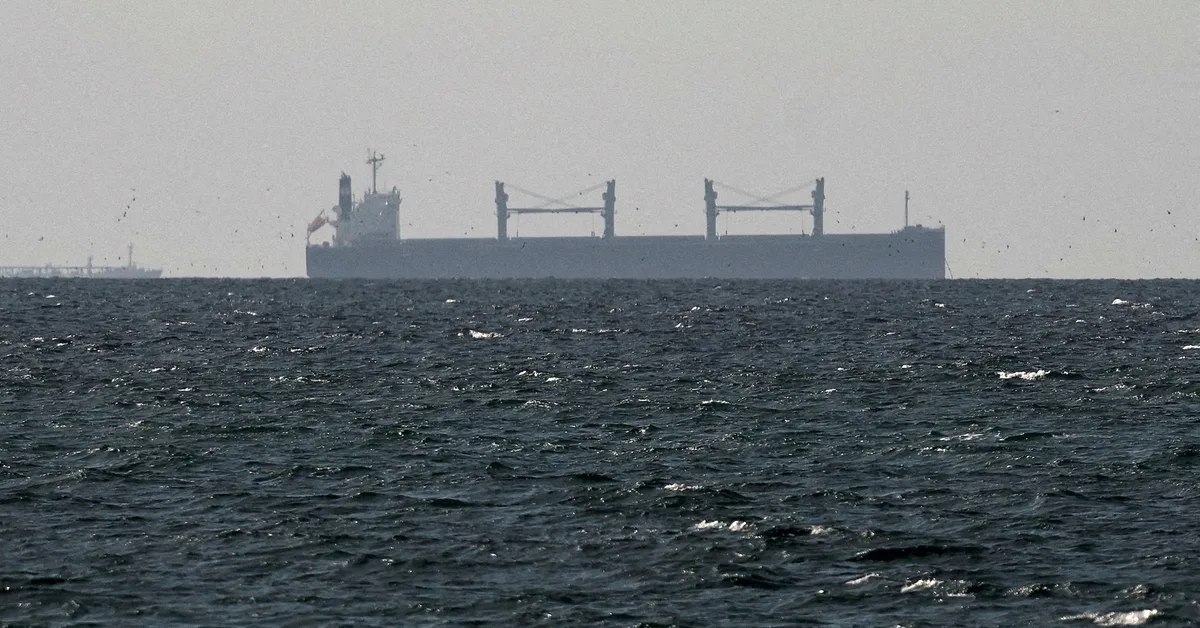 Vapor pe mare, simbolizând rutele energetice internaționale.