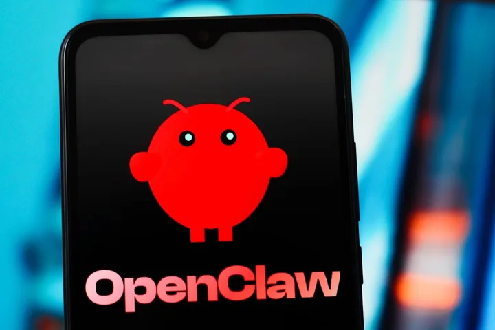 Logo-ul OpenClaw pe un fundal colorat, simbolizând controversa recentă.