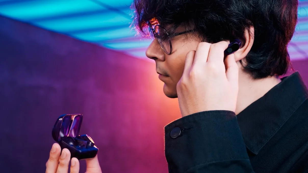 Bărbat cu căști wireless INZONE Buds în nuanța Glass Purple.