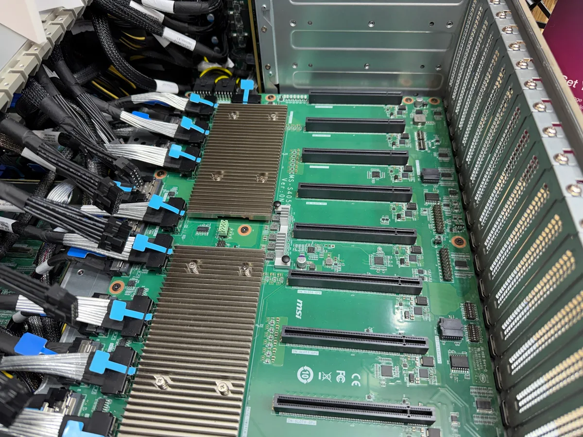 Detaliu al componentelor interne ale serverului MSI, optimizat pentru performanță.