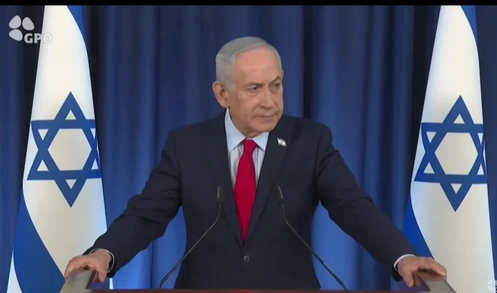 Benyamin Netanyahu susține o declarație despre atacurile aeriene asupra Iranului.