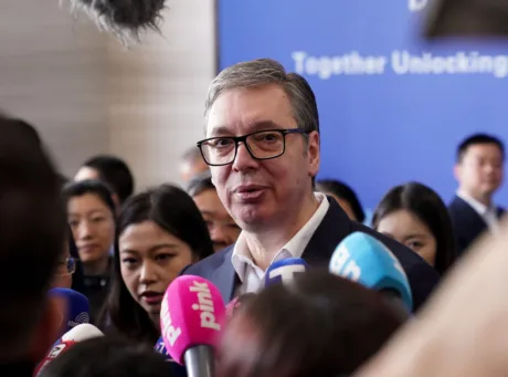 Președintele sârb vorbește despre roboți înarmați pentru apărarea națională.