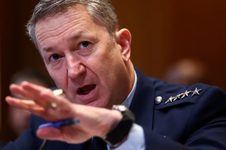 Oficial militar discutând despre strategii de apărare în fața provocărilor internaționale.