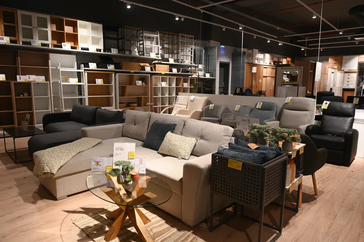 Mobilier modern expus în magazinul JYSK pentru amenajarea locuinței.
