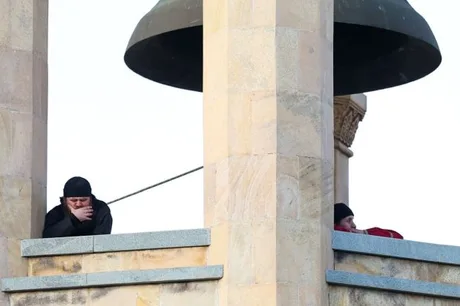 Clopotar în biserică, îngrijorat după un accident grav cu un clopot.