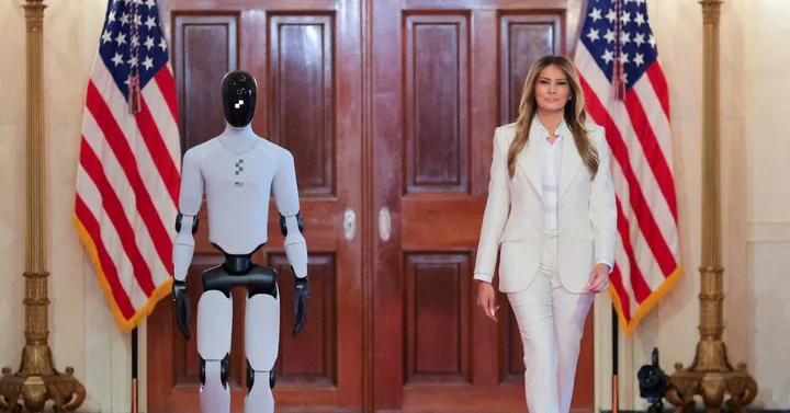 Melania Trump și robotul umanoid la Casa Albă, promovând educația prin tehnologie.
