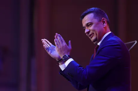 Sorin Grindeanu aplaudând și exprimându-și bucuria pentru victoria lui Peter Magyar.