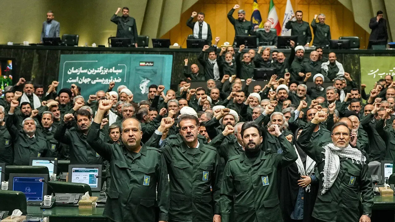 Reuniune a parlamentarilor iranieni în videoconferință, discutând despre inflație și securitate.