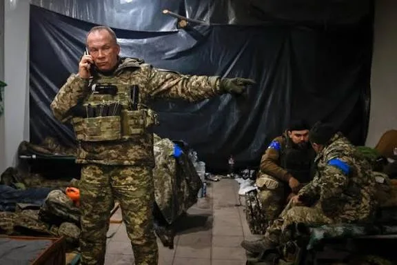 Comandantul ucrainean coordonează operațiuni militare într-un mediu de lucru.