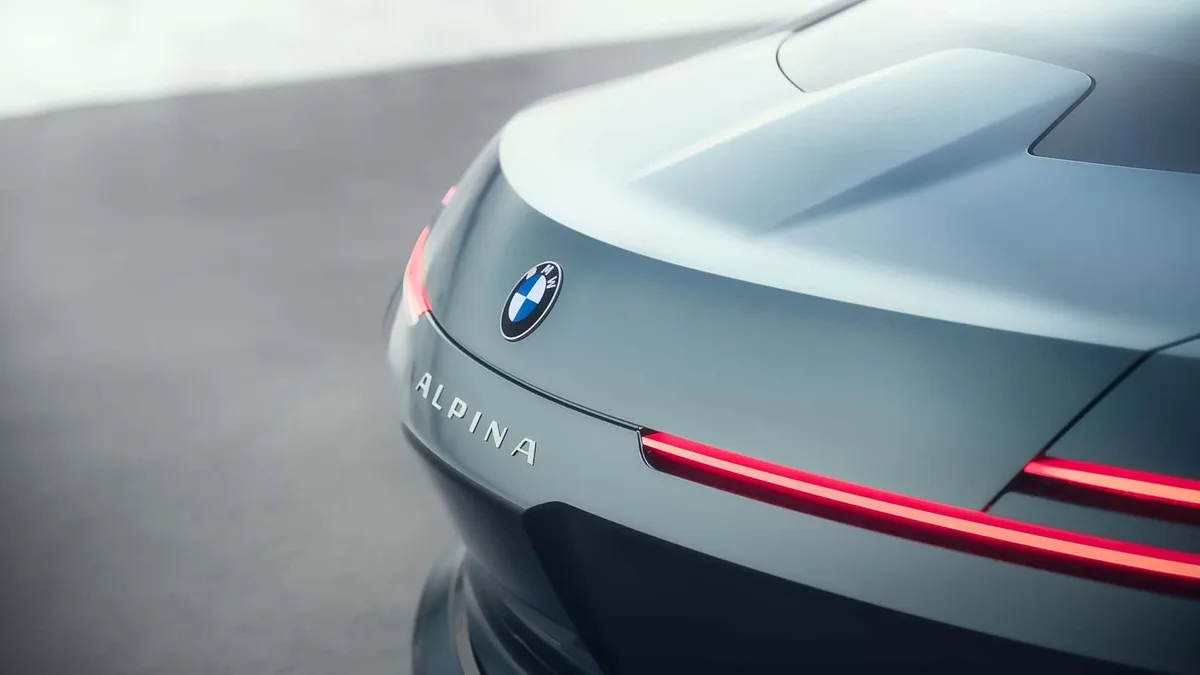 Detaliu al emblemei Alpina pe un coupé de lux.