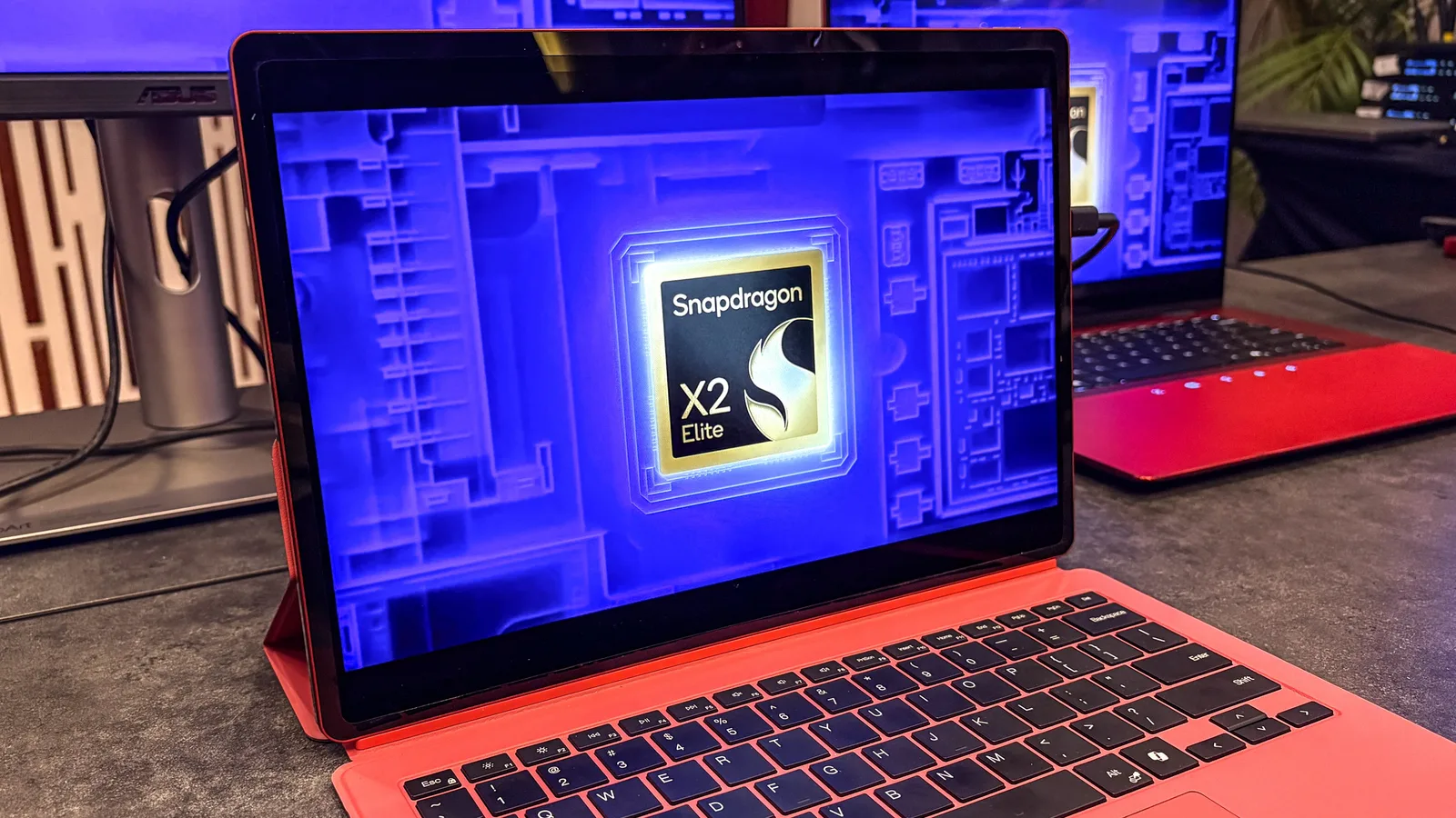 Snapdragon X2 Elite Extreme pe un laptop, evidențiind competiția cu Intel.