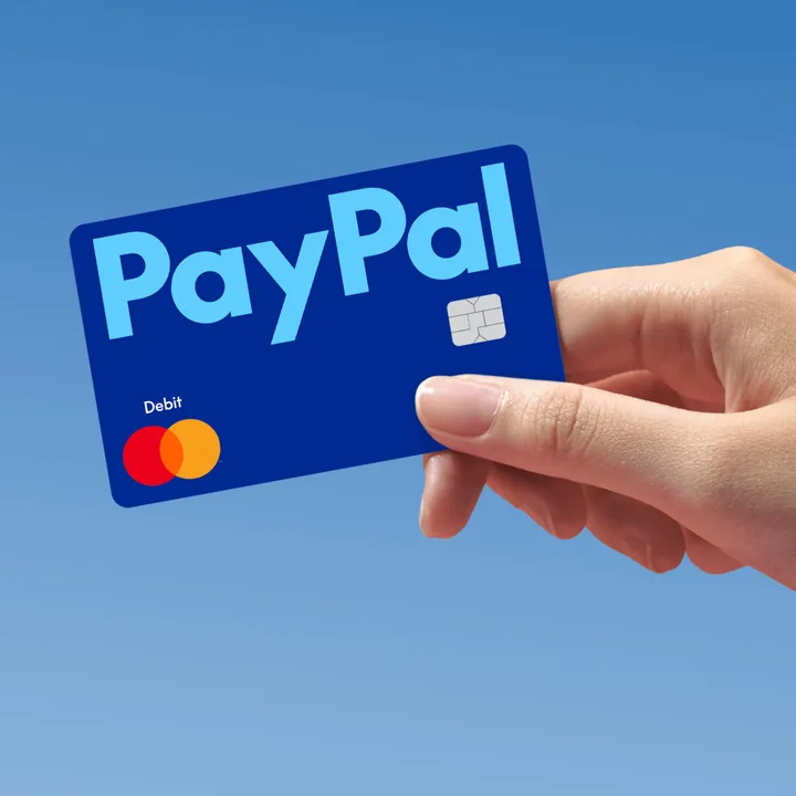 Card PayPal de debit, utilizat pentru tranzacții online în România.