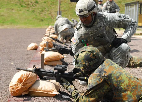 Militari germani și ucraineni în timpul unui exercițiu de instruire comună.