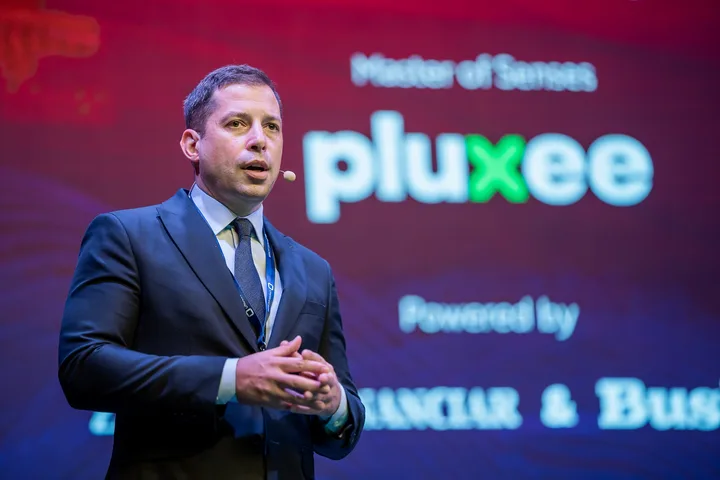 Reprezentant Pluxee discutând despre granturi pentru IMM-uri la un eveniment.