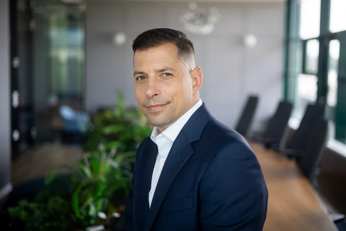 Directorul Pluxee România într-un mediu modern și sustenabil.