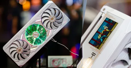 Placă video cu design alb și ecran LCD integrat pentru monitorizarea sistemului.