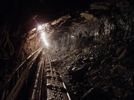 Interiorul unei mine cu iluminare artificială și cărbune