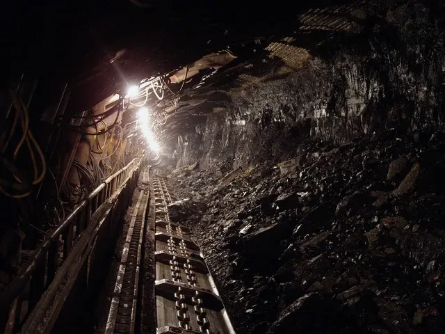 Interiorul unei mine cu iluminare artificială și cărbune