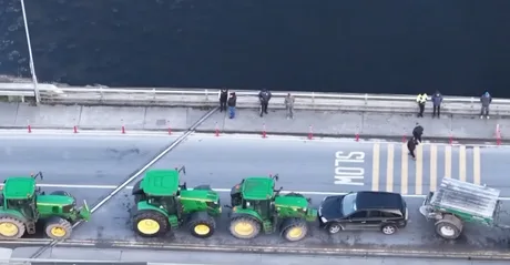 Tractoare blochează drumul, afectând livrările de combustibil în Irlanda.