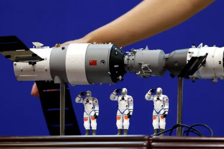 Model al stației spațiale Tiangong și figurine de astronauți chinezi.