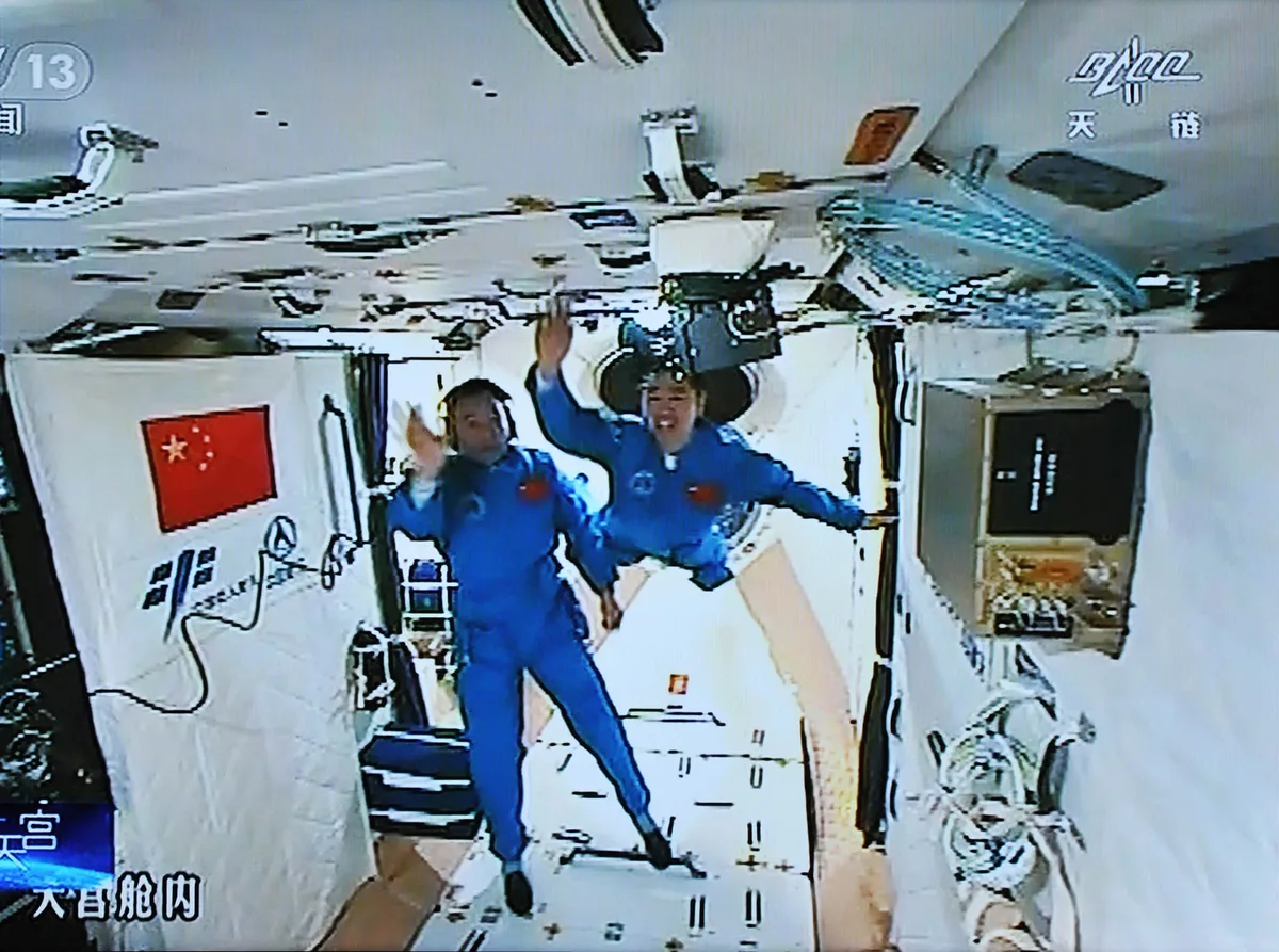 Astronauți chinezi în stația Tiangong, pregătindu-se pentru misiuni viitoare.