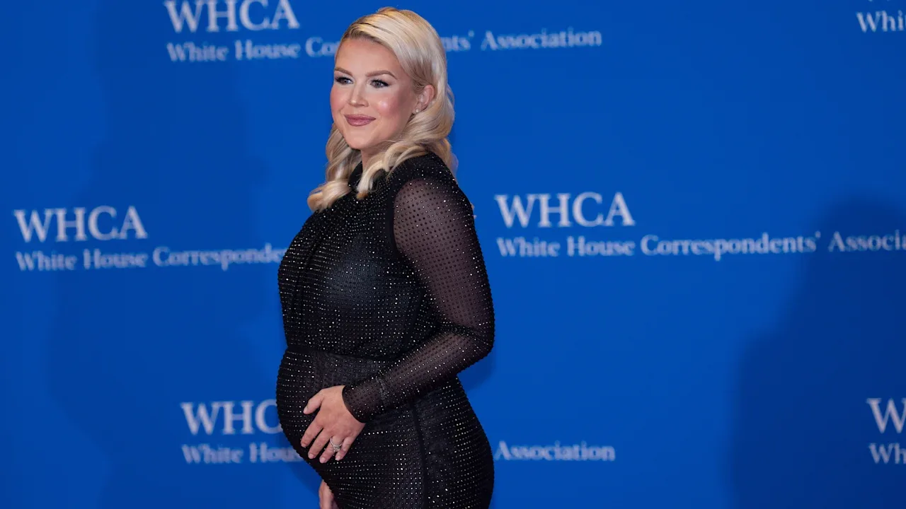 Karoline Leavitt zâmbește la gala corespondenților de la Casa Albă.