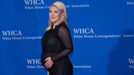 Karoline Leavitt zâmbește la gala corespondenților de la Casa Albă.