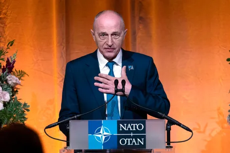 Mircea Geoană vorbește despre importanța NATO în securitatea globală.