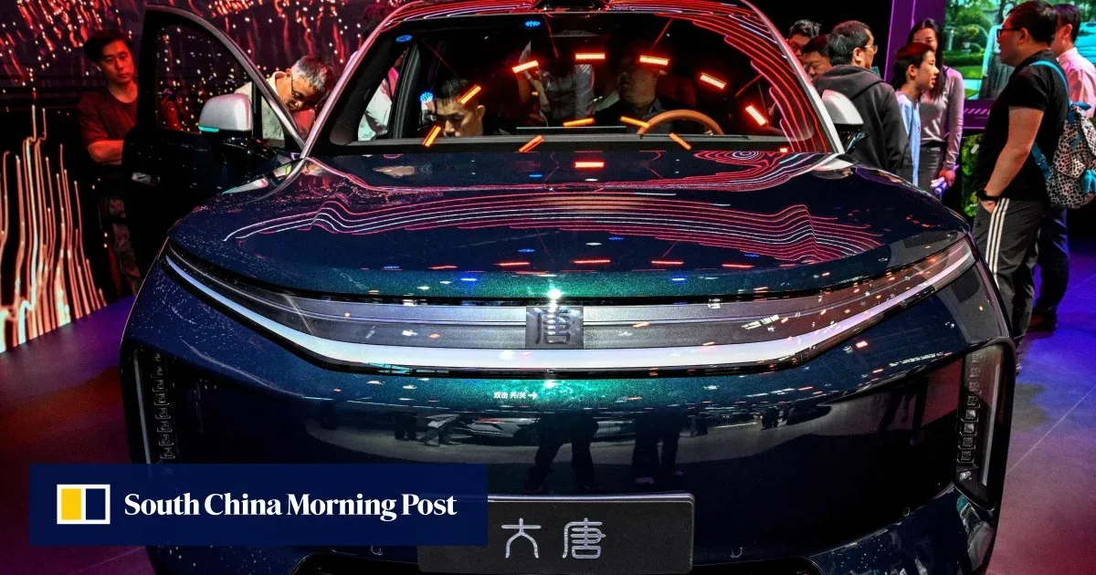 Un vehicul electric expus la un târg de tehnologie din China.