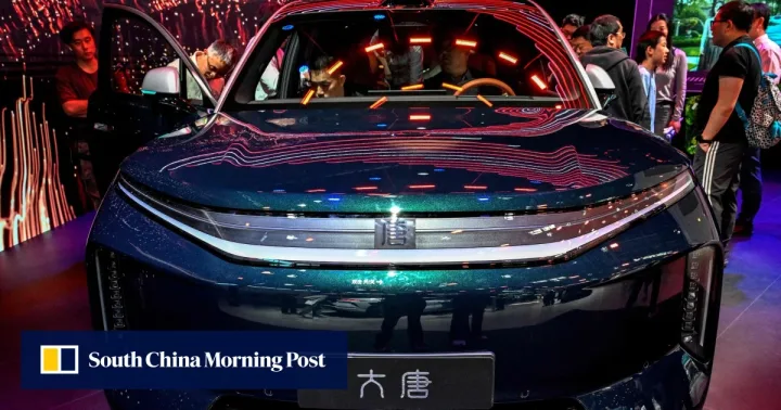 Un vehicul electric expus la un târg de tehnologie din China.