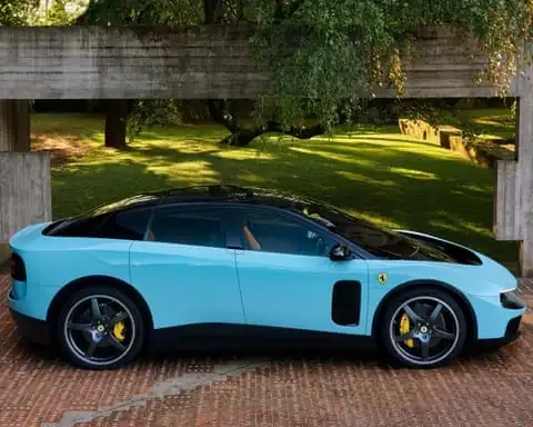 Ferrari Luce, un sedan electric cu design minimalist, provocând controverse în rândul pasionaților.