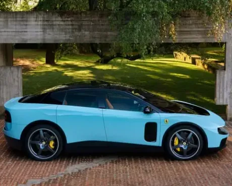 Ferrari Luce, un sedan electric cu design minimalist, provocând controverse în rândul pasionaților.