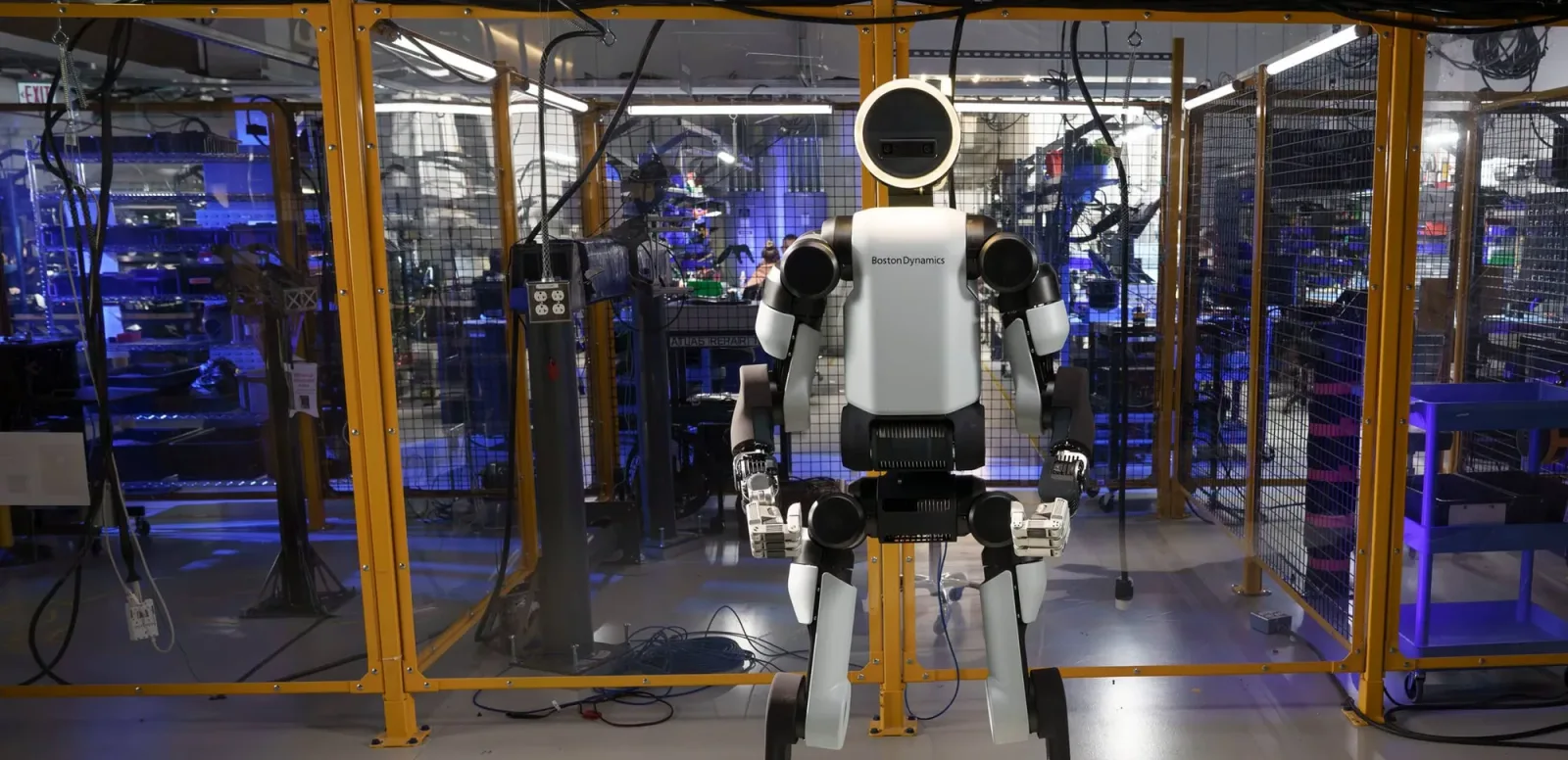 Robotul Atlas, dotat cu tehnologie avansată, pregătit pentru interacțiuni umane.