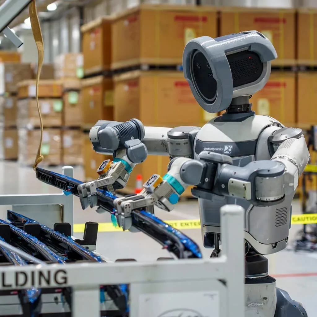 Robotul Atlas în acțiune, interacționând cu un mediu industrial.