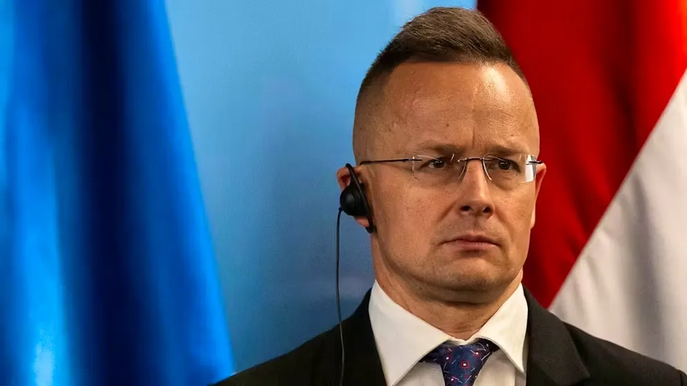 Ministrul ungar discutând despre intervenții politice controversate în relația cu Rusia.